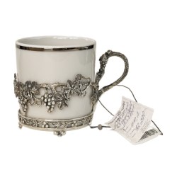 Tazza di porcellana in un porta bicchiere argentato