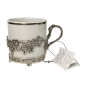 Tasse en porcelaine dans un support en verre argenté Tasse en porcelaine dans un support en verre argenté