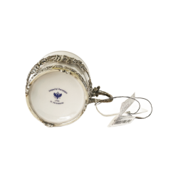 Tazza di porcellana in un porta bicchiere argentato