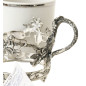 Tasse en porcelaine dans un support en verre argenté Tasse en porcelaine dans un support en verre argenté