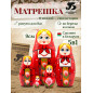 Hölzerne Matrjoschka russische Puppe mit rotem Kopftuch und Sarafan sowie einem Ornament Hölzerne Matrjoschka russische Puppe mit rotem Kopftuch und Sarafan sowie einem Ornament