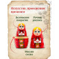 Hölzerne Matrjoschka russische Puppe mit rotem Kopftuch und Sarafan sowie einem Ornament Hölzerne Matrjoschka russische Puppe mit rotem Kopftuch und Sarafan sowie einem Ornament